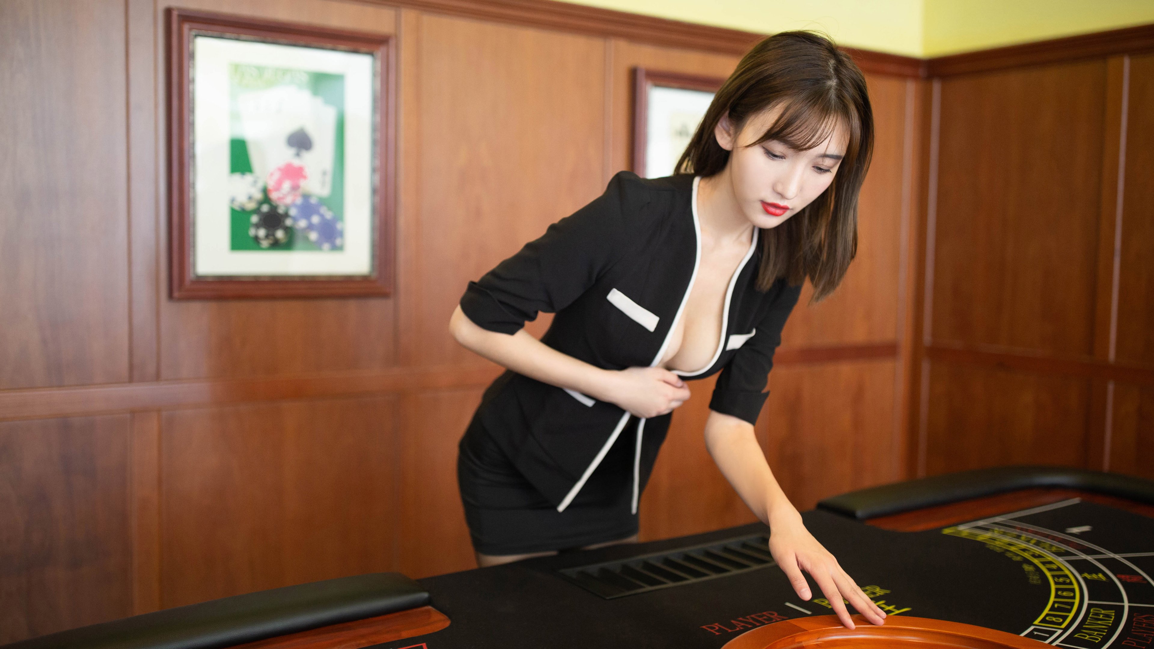 “VAR系统首次应用引发争议——高科技裁判能否实现真正的判罚公平？”