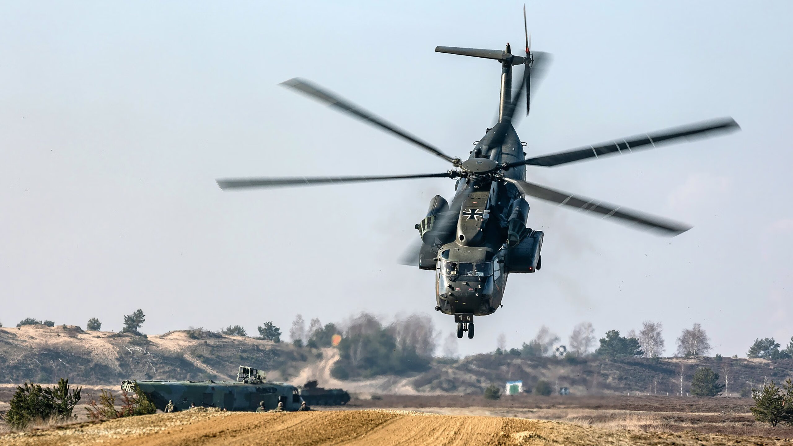 特色足球运动在国际高校中逐渐普及,促进交流融合,足球特色学校主题绘画