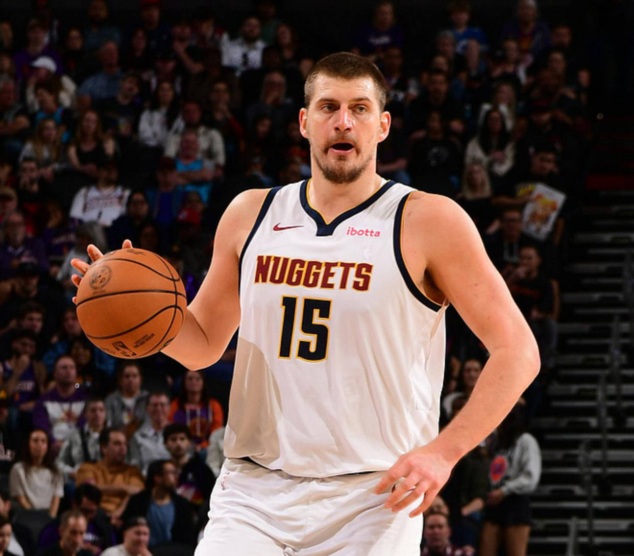 乐鱼体育：战术分析：掘金队如何利用约基奇的组织能力，提升进攻效率？的简单介绍